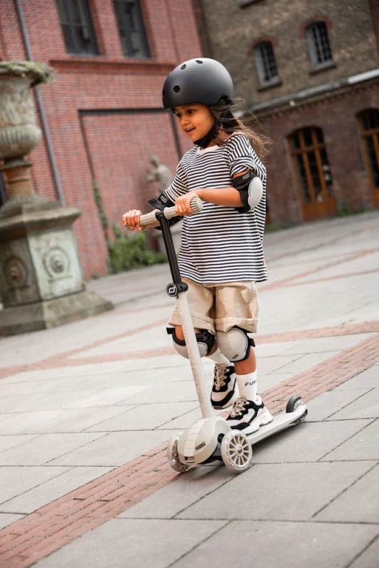 S00937-9120133009372-SCOOTANDRIDE-Highwaykick-3S-Hulajnoga-z-systemem-sterowania-2w1-i-kolkami-LED-skladana-3-Ash- (28).webp