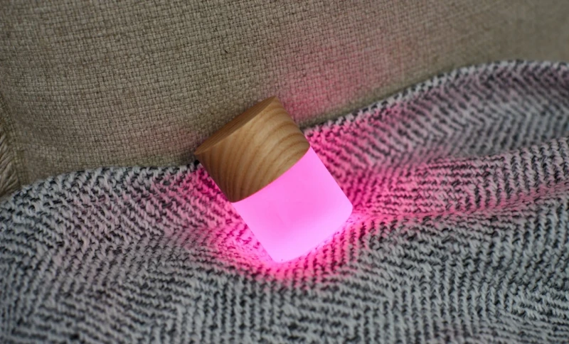 minimalistyczna lampka LED z jesionu – Gingko Design Lemelia