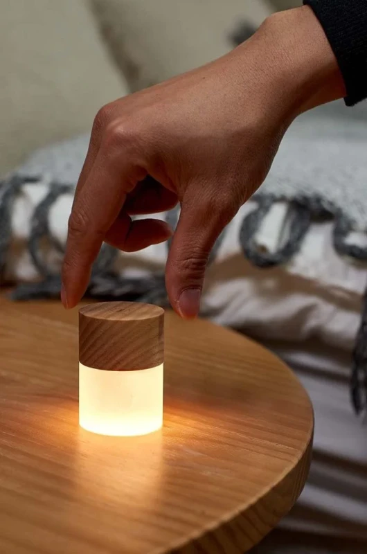 designerska lampka nocna z drewna jesionowego Gingko Design