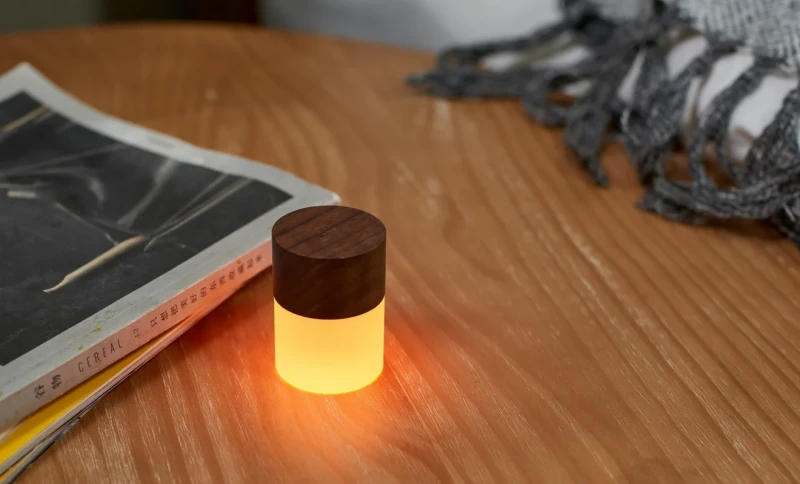 bezprzewodowa lampka Gingko Design Lemelia w wersji orzechowej
