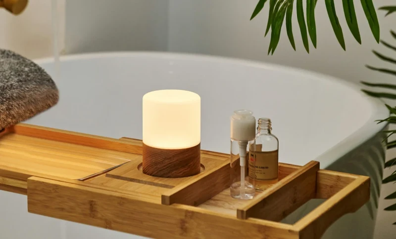 elegancka lampka LED z drewna jesionowego Gingko Design