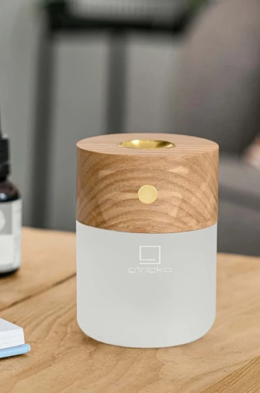 elegancka lampka aromaterapeutyczna z drewna jesionowego