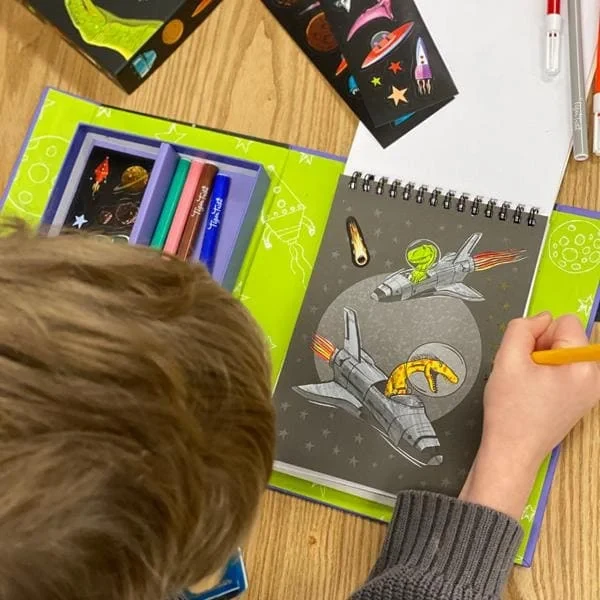 Dziecko koloruje Dinozaury w Kosmosie na czarnym tle Tiger Tribe