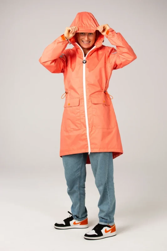 Kurtka parka CORAL POPPY w ruchu – idealna na rower i deszczowe dni