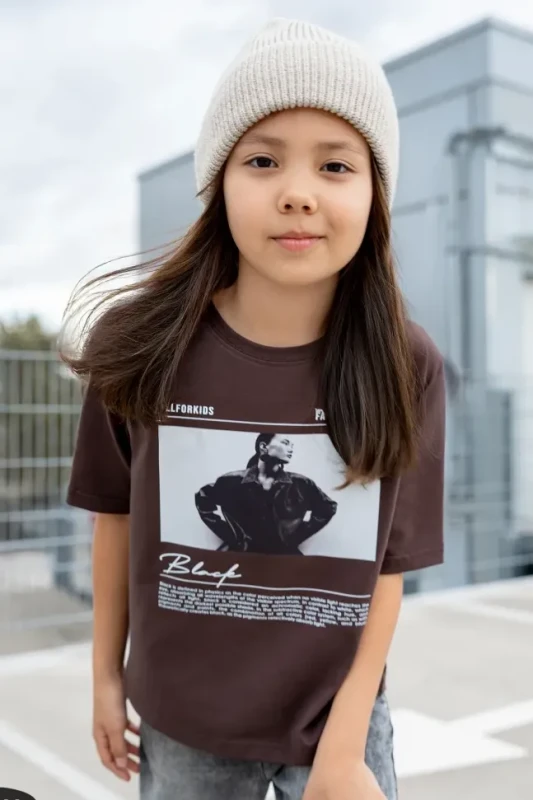 T-Shirt FASHION STORY czekoladowy All For Kids z nadrukiem kobiety