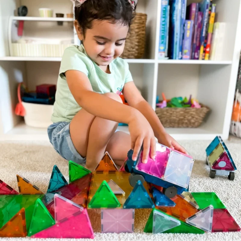 Budowanie toru wyścigowego z klocków magnetycznych MAGNA-TILES®