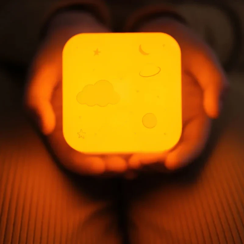 Przenośna lampka nocna LED dla niemowląt Cube B Kosmos Cloud b