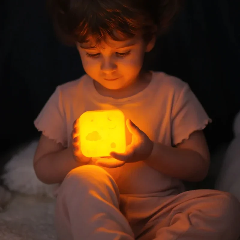 Przenośna lampka nocna Cube B™ świecąca kostka Kosmos 0 m+ Cloud b®