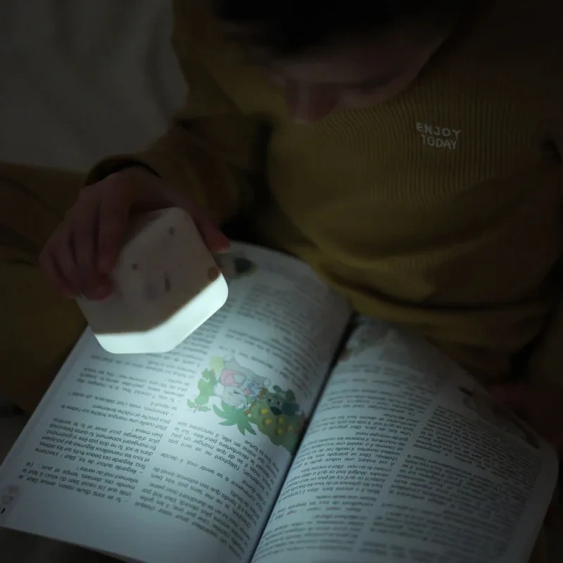 Cloud b® Cube B™ Kosmos – przenośna lampka nocna dla dzieci 0 m+