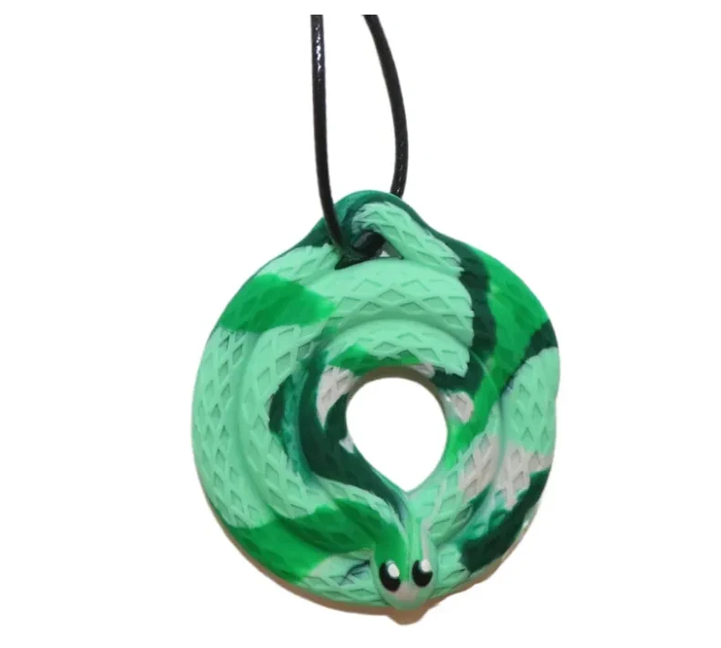 Gryzak terapeutyczny Leśny Wąż Jellystone Designs – naszyjnik sensoryczny dla dzieci