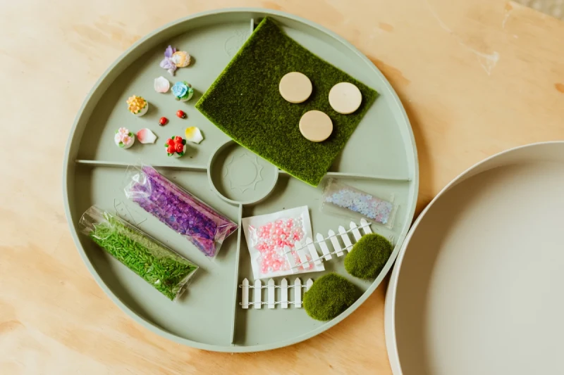 Sensoryczny wkład do tacki Play Tray – Zaczarowany Ogród