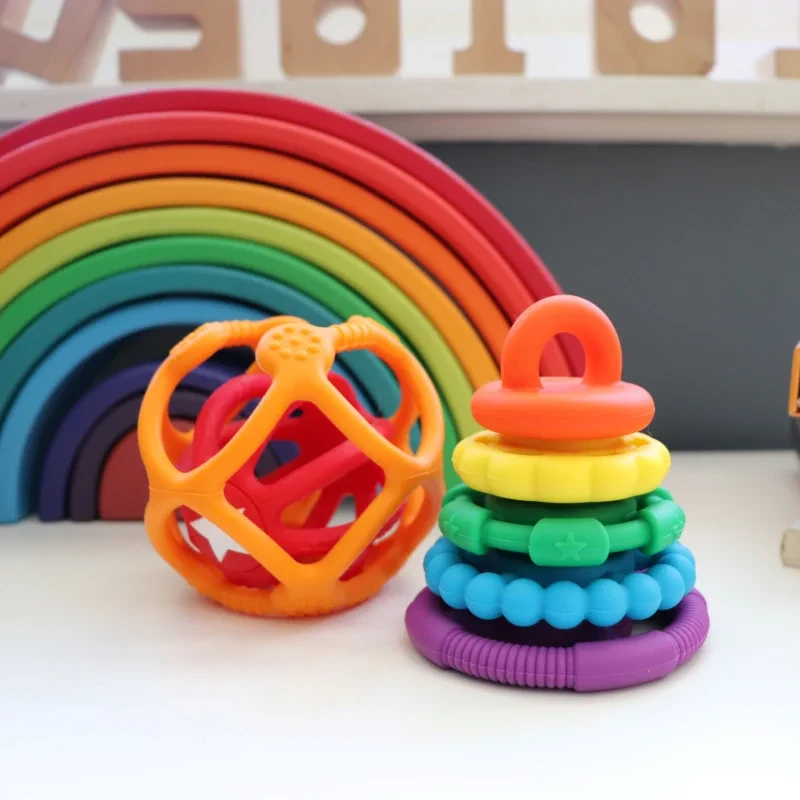 Silikonowa piramida Rainbow 0 m+ Jellystone Designs – gryzaki i wieża sensoryczna