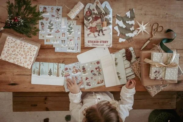 Świąteczna Opowieść – Naklejki z Planszami X-MAS 3+ Little Dutch – Kreatywna Zabawa
