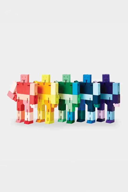 Elastyczny drewniany robot Cubebot – zabawka i dekoracja od Areaware