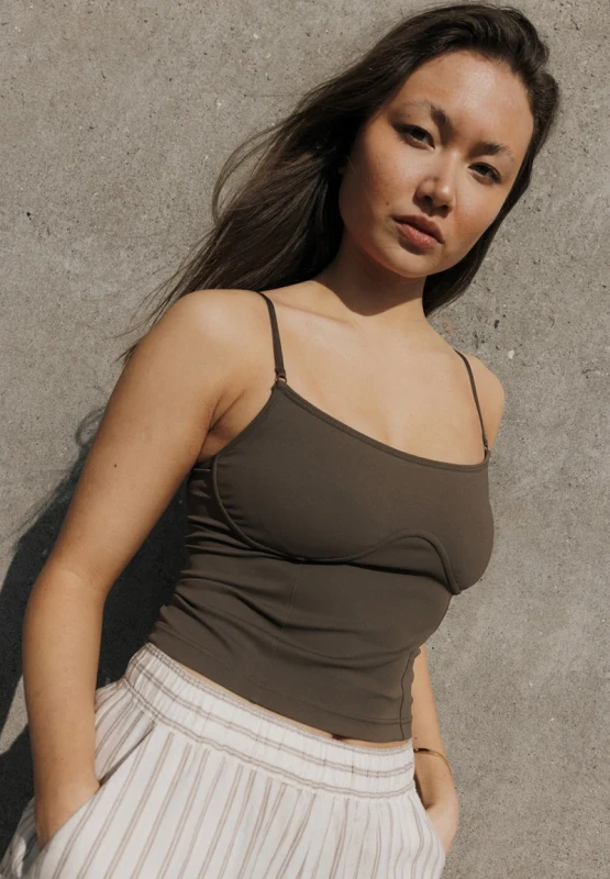top sportowy dark brown z recyklingu – dopasowany top Rethinkit Studios
