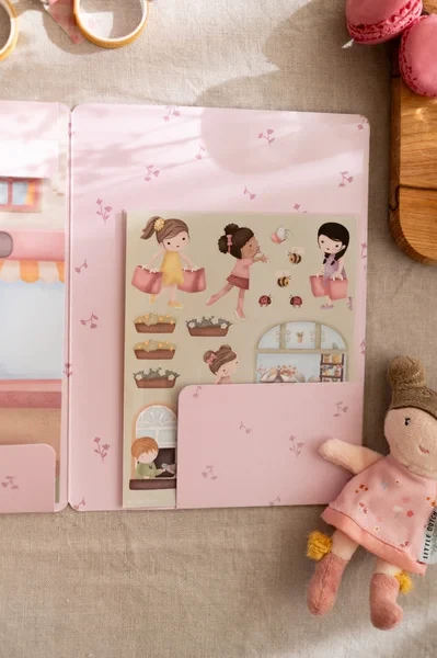Little-Dutch-Ksiazeczka-z-naklejkami-Rosa-na-zakupach-polkabubu-9.webp