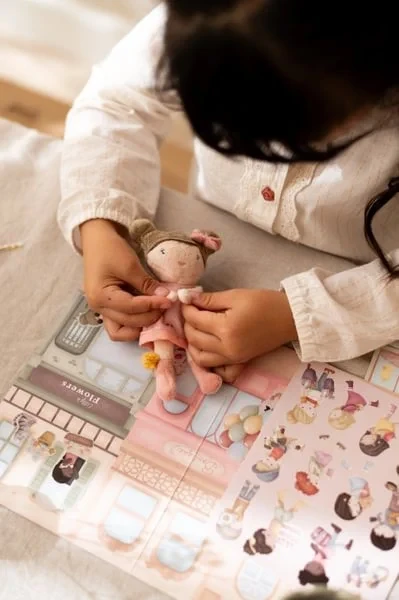 Little-Dutch-Ksiazeczka-z-naklejkami-Rosa-na-zakupach-polkabubu-11.webp