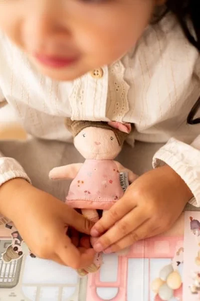 Little-Dutch-Ksiazeczka-z-naklejkami-Rosa-na-zakupach-polkabubu-12.webp