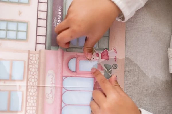 Little-Dutch-Ksiazeczka-z-naklejkami-Rosa-na-zakupach-polkabubu-13.webp