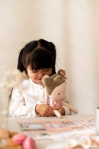 Little-Dutch-Ksiazeczka-z-naklejkami-Rosa-na-zakupach-polkabubu-16.webp