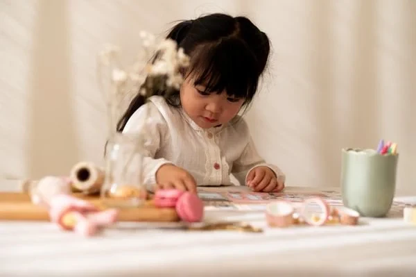 Little-Dutch-Ksiazeczka-z-naklejkami-Rosa-na-zakupach-polkabubu-18.webp