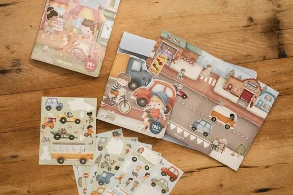 Little-Dutch-Ksiazeczka-z-naklejkami-Jim-na-ulicy-polkabubu-5.webp