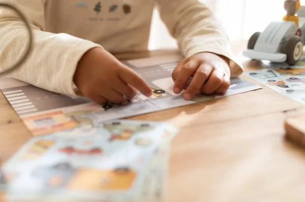 Little-Dutch-Ksiazeczka-z-naklejkami-Jim-na-ulicy-polkabubu-10.webp