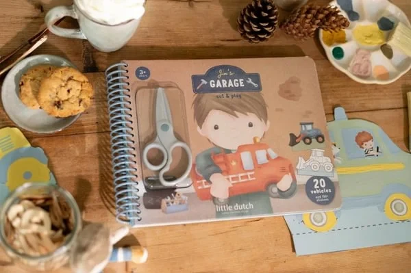 zeszyt z ilustracjami samochodów dla dzieci Little Dutch