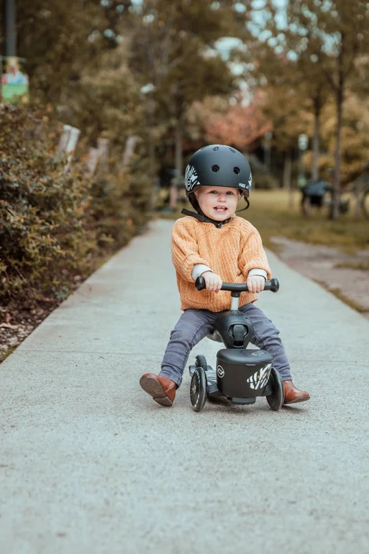 SCOOTANDRIDE-Highwaykick-1-Lifestyle-2w1-Jezdzik-i-hulajnoga-z-zamykanym-schowkiem-1-5-lat-Zebra-polkabubu-40.webp