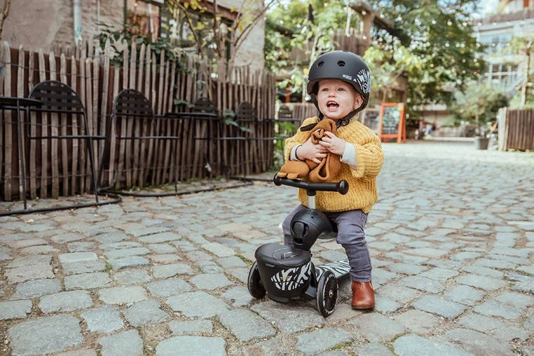SCOOTANDRIDE-Highwaykick-1-Lifestyle-2w1-Jezdzik-i-hulajnoga-z-zamykanym-schowkiem-1-5-lat-Zebra-polkabubu-41.webp
