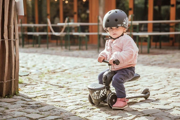 SCOOTANDRIDE-Highwaykick-1-Lifestyle-2w1-Jezdzik-i-hulajnoga-z-zamykanym-schowkiem-1-5-lat-Zebra-polkabubu-42.webp