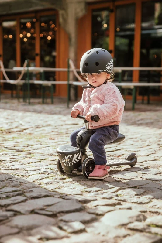 SCOOTANDRIDE-Highwaykick-1-Lifestyle-2w1-Jezdzik-i-hulajnoga-z-zamykanym-schowkiem-1-5-lat-Zebra-polkabubu-43.webp