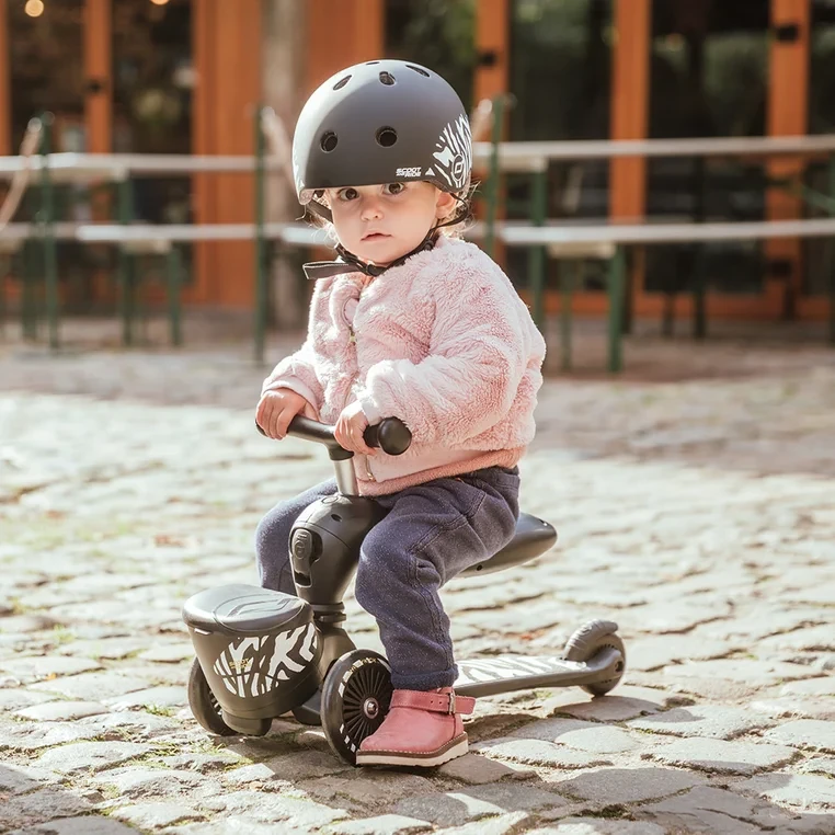 SCOOTANDRIDE-Highwaykick-1-Lifestyle-2w1-Jezdzik-i-hulajnoga-z-zamykanym-schowkiem-1-5-lat-Zebra-polkabubu-2.webp