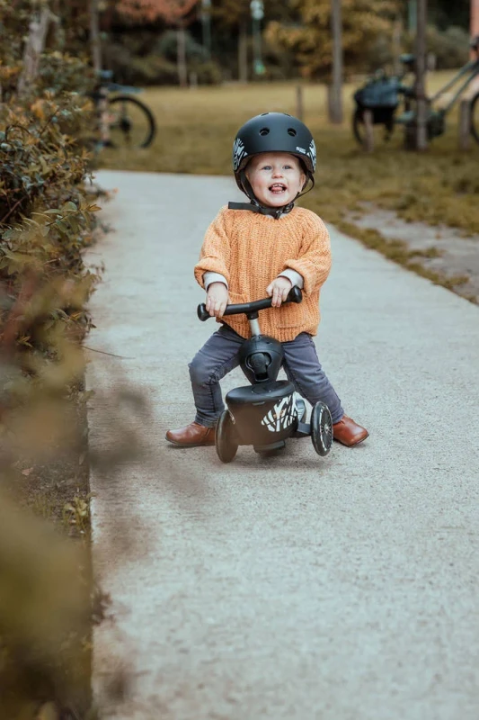 SCOOTANDRIDE-Highwaykick-1-Lifestyle-2w1-Jezdzik-i-hulajnoga-z-zamykanym-schowkiem-1-5-lat-Zebra-polkabubu-10.webp
