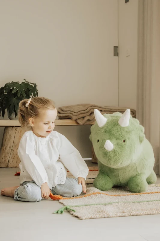 Skoczek Dinozaur – aktywna zabawa i rozwój dziecka