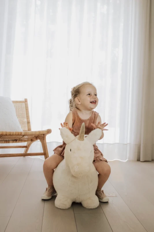 Soft Bouncy Unicorn – skoczek dla dzieci 12 m+ w kolorze pastelowym