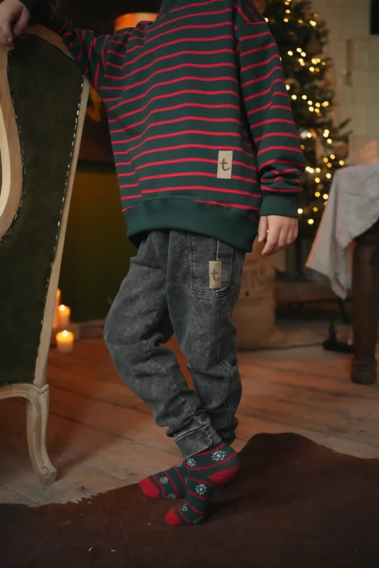 Zielona bluza w czerwone paski dla dzieci – ujęcie lifestyle