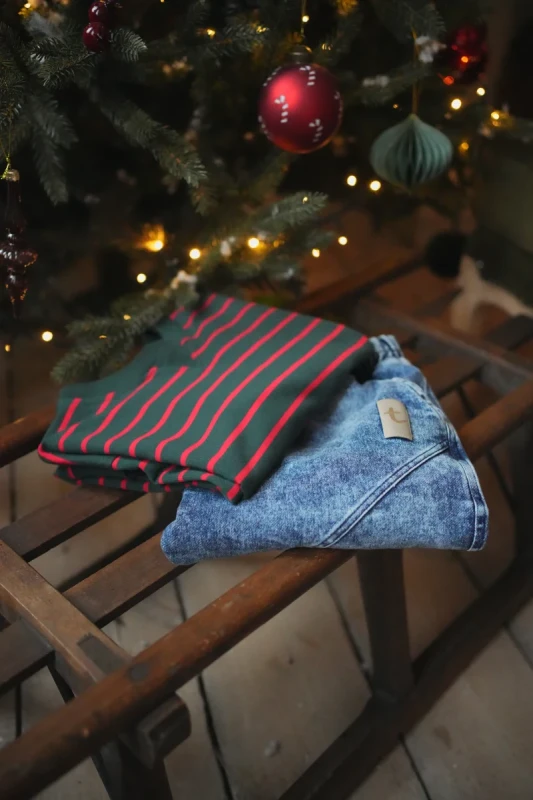 Oversize’owa bluza dziecięca w świąteczne paski – widok z przodu