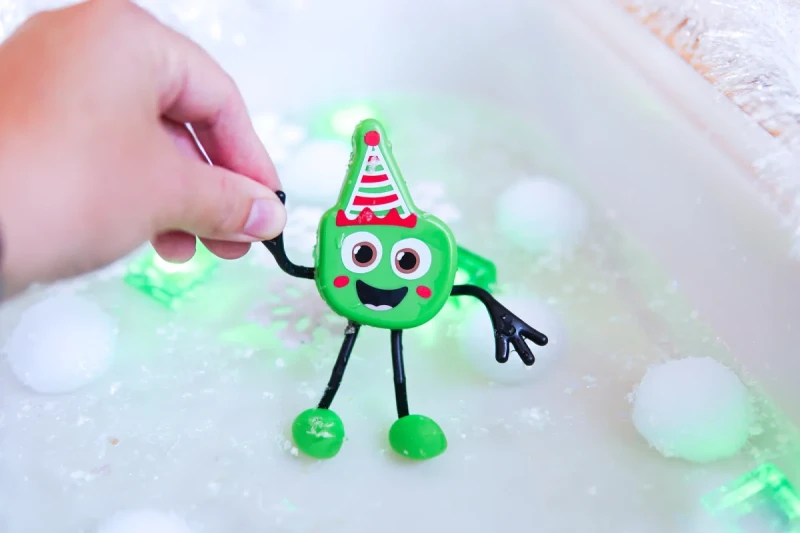 kreatywna zabawa sensoryczna w wodzie z postacią Glo Pals