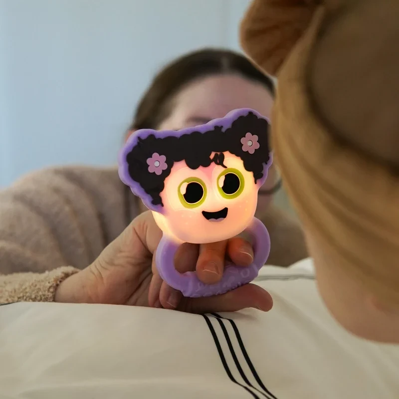 świecąca grzechotka LED Glo Pals Lumi aktywowana ruchem