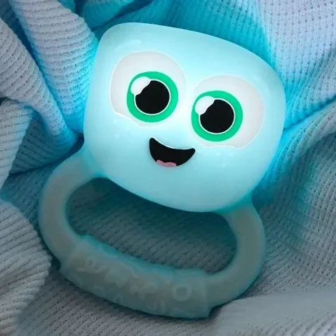 niebieska grzechotka gryzak Glo Pals Blair świecąca w ciemności dla niemowląt 6+