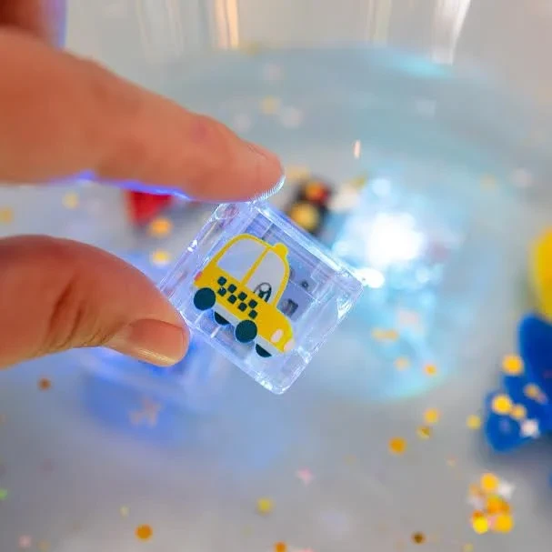 kostki sensoryczne Glo Pals z motywem pojazdów w kąpieli