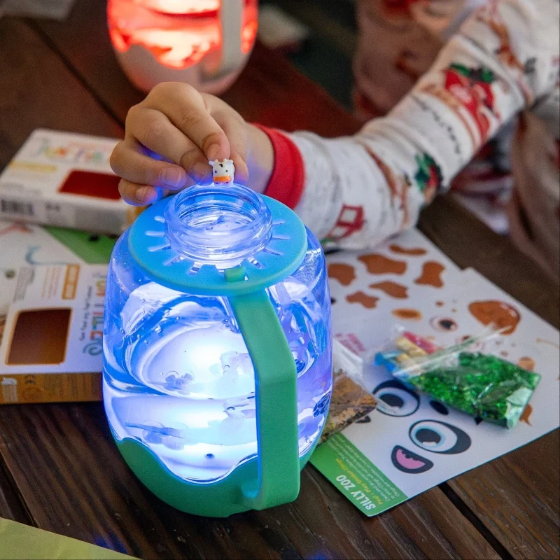 Glo-Pals-ZOO-Zestaw-sensoryczny-DIY-swiecacy-sloik-z-brokatami-i-figurkami-Fun-Fillers-naklejki-gratis-polkabubu-6.webp