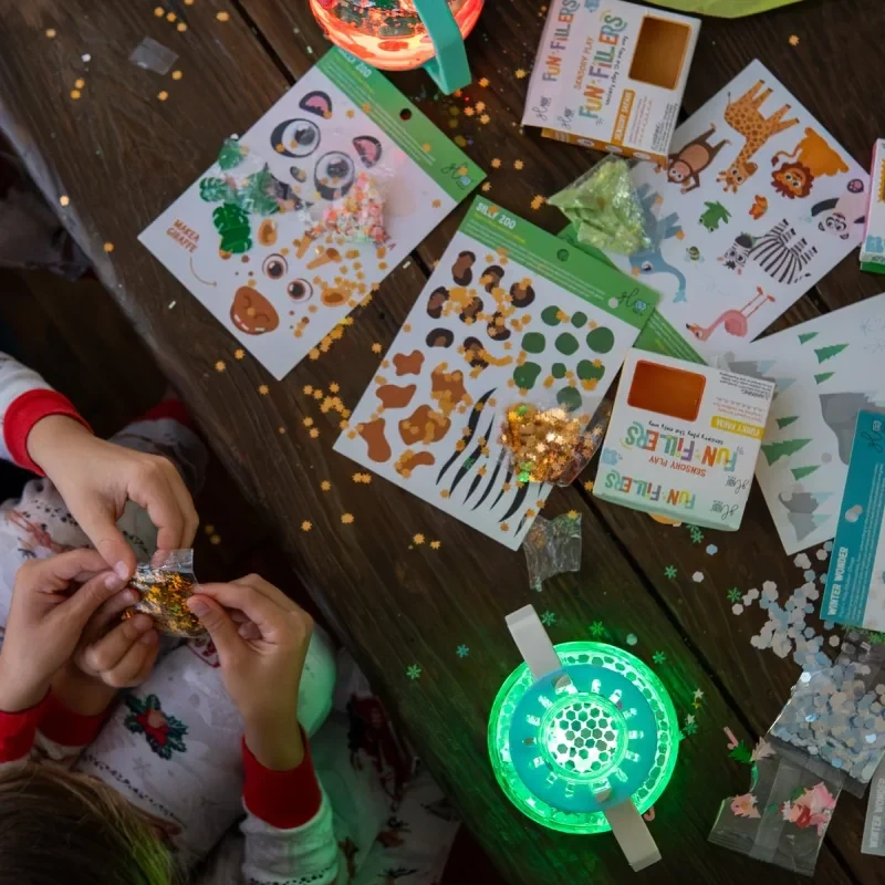 Glo-Pals-ZOO-Zestaw-sensoryczny-DIY-swiecacy-sloik-z-brokatami-i-figurkami-Fun-Fillers-naklejki-gratis-polkabubu-7.webp