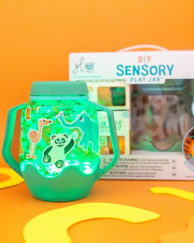 Glo-Pals-ZOO-Zestaw-sensoryczny-DIY-swiecacy-sloik-z-brokatami-i-figurkami-Fun-Fillers-naklejki-gratis-polkabubu-12.webp