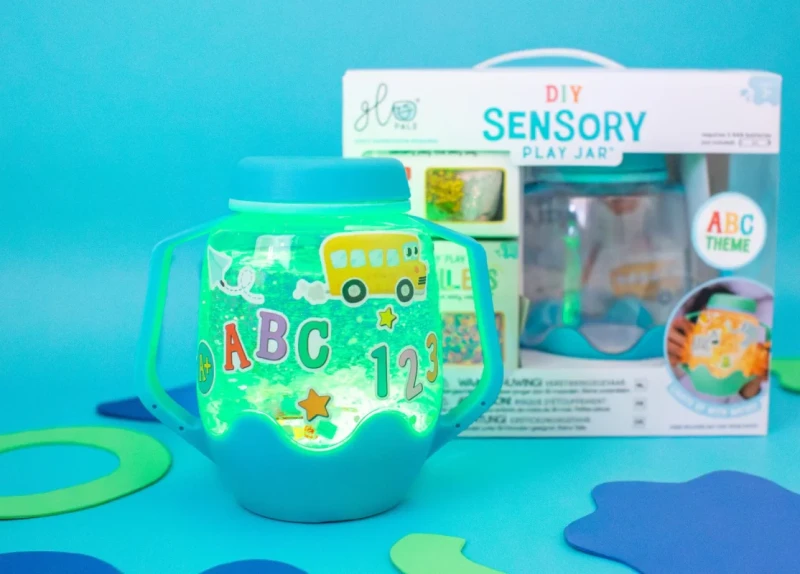 Zabawa sensoryczna dla przedszkolaków – świecący słoik i elementy Fun Fillers