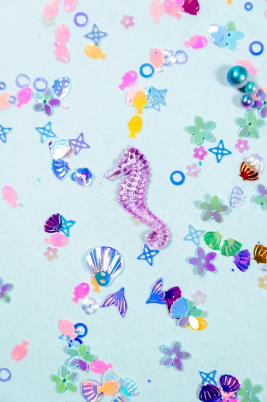 Glo-Pals-SEA-Fun-Fillers-Wklad-figurki-brokaty-i-barwniki-do-sloikow-zabaw-sensorycznych-polkabubu-9.webp