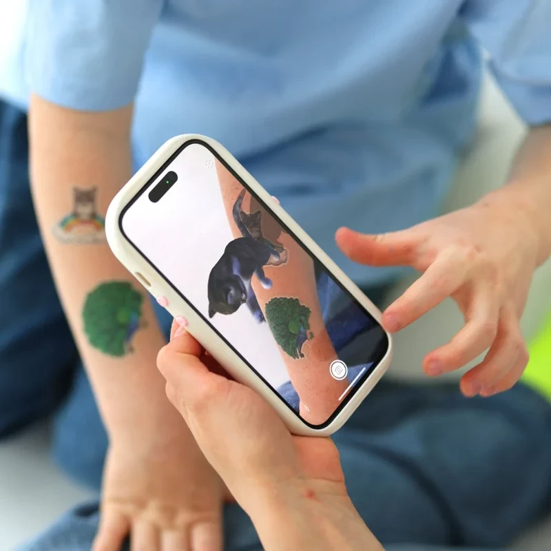 Dziecko bawi się tatuażem Holo Heroes w animacji 3D