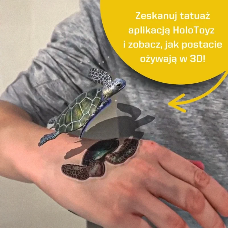 Dziecko skanuje tatuaż Sea Creatures aplikacją