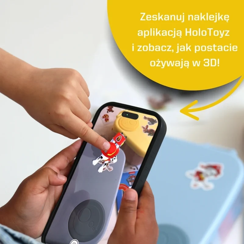 Dziecko skanuje naklejkę Psi Patrol aplikacją